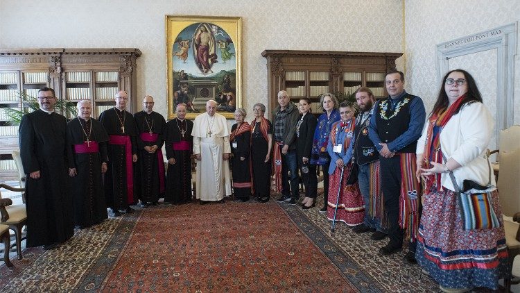 Papst Franziskus mit der Delegation des Métis National Council 