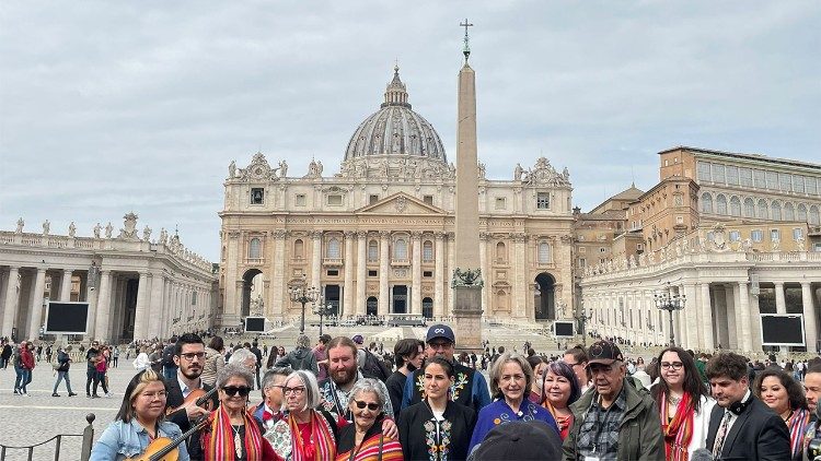Los miembros del "Métis National Council" en la Plaza de San Pedro
