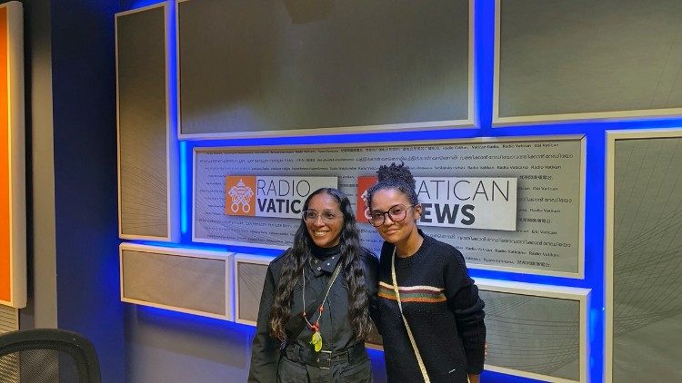 Larissa Pereira Santos e Kelly da Silva visitam a Rádio Vaticano - Vatican News