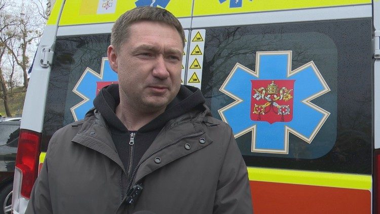 Во Львов прибыл автомобиль скорой помощи, подарок Папы Франциска