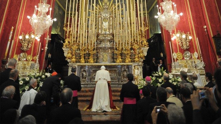 Benedetto XVI visita la Grotta di San Paolo (Rabat, 17 Aprile 2010).
