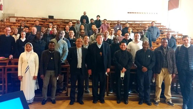 Cardeal Braz de Aviz fala com futuros formadores na universidade gregoriana