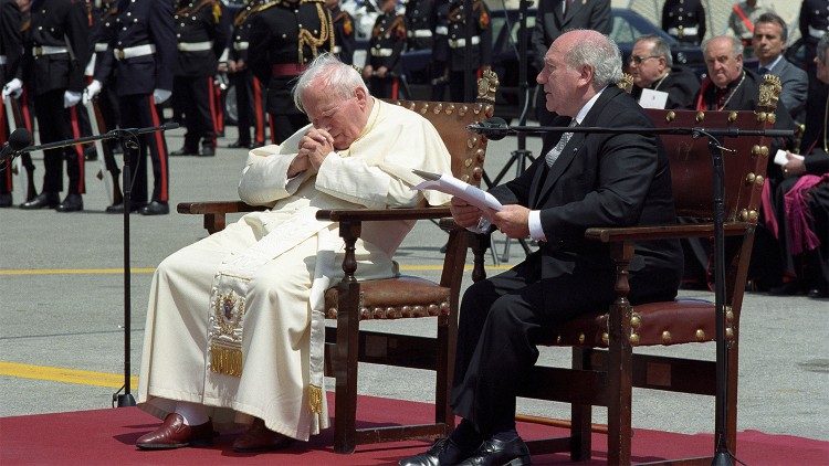 Malta (8-05-2001) Giovanni Paolo II durante la cerimonia di benvenuto all'aeroporto Internazionale di Gudja.