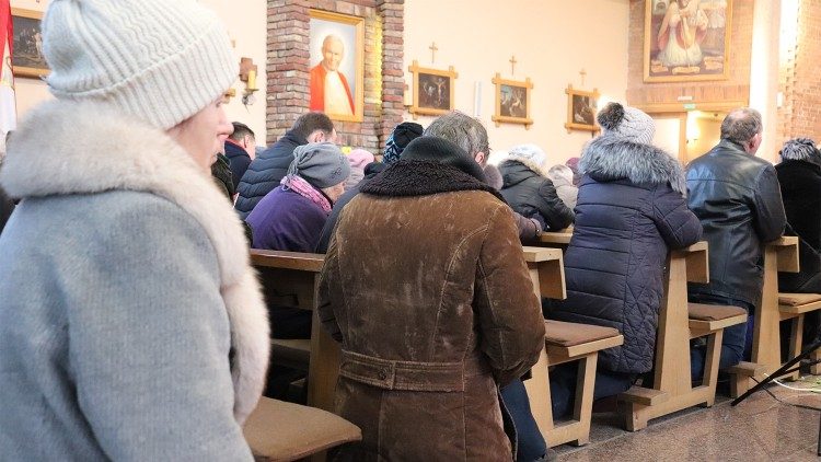 Ukraina: parafie starają się normalnie funkcjonować