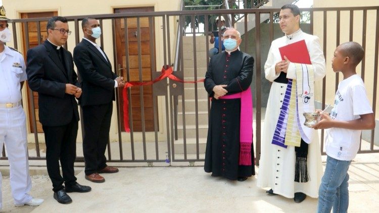 Inauguração da Central de energia solar e Centro de formação da Rádio Jubilar (São Tomé e Príncipe)