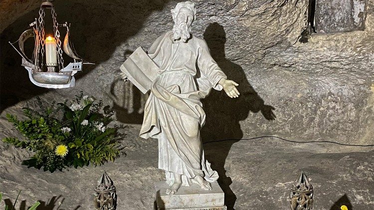 Bazylika jest zbudowana na grocie, w której – jak mówią Dzieje Apostolskie – św. Paweł żył przez trzy miesiące po dotarciu na wyspę, znajduje się w niej jego rzeźba 