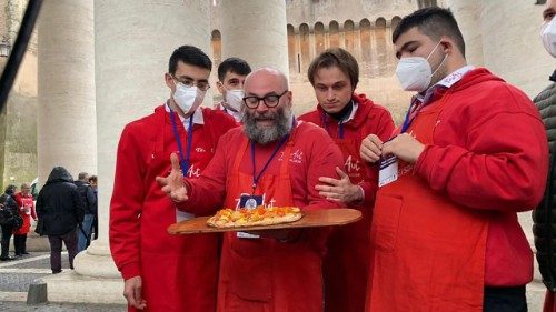 I ragazzi di PizzAut cucinano per i poveri in Piazza San Pietro