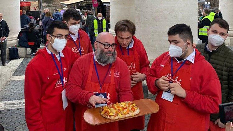 Nico Acampora con la pizza dedicata al Creato