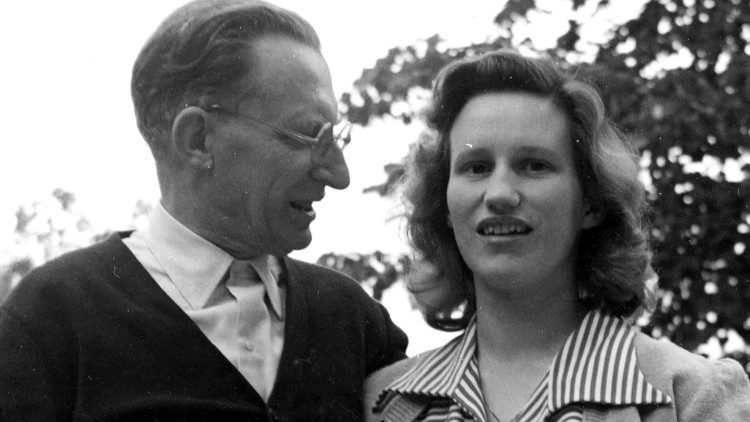 Un'immagine giovanile di Maria Romana con il padre Alcide