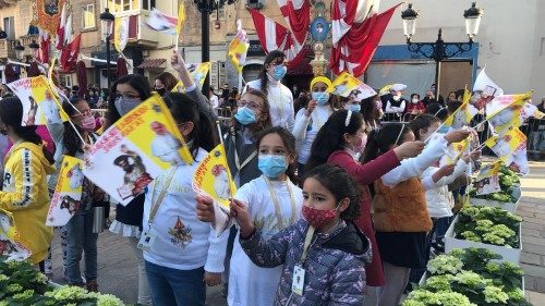 Seconda giornata del Papa a Malta: sulle orme di Paolo poi l'abbraccio ai migranti