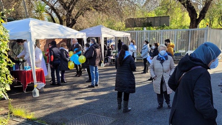 I volontari e i medici dell'Elemosineria apostolica offrono visite gratuite a chi ha bisogno
