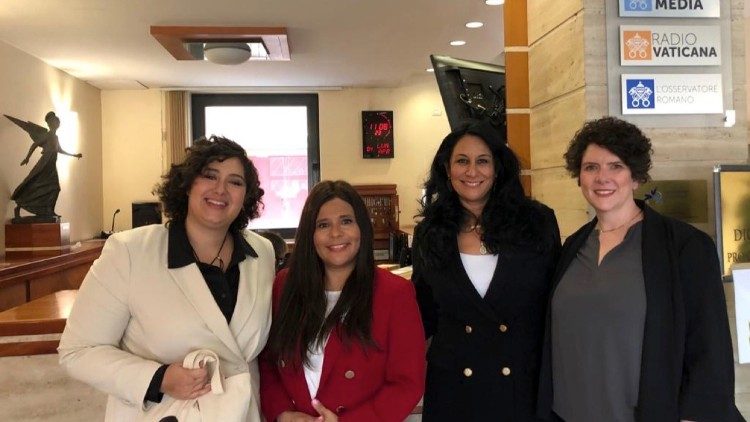 El equipo de producción de "Con esta luz" en la sede de Vatican News 