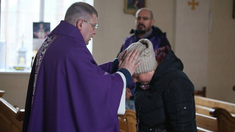 Nella zona di Buca e Vorzel, i sacerdoti non fanno mancare la loro vicinanza alla popolazione