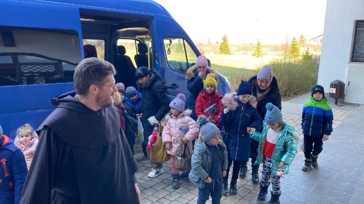 L'arrivo di alcuni profughi nella casa dei carmelitani