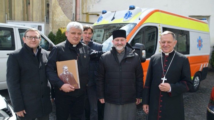 Le cardinal polonais Konrad Krajewski à Lviv en Ukraine, le 12 avril 2022. 