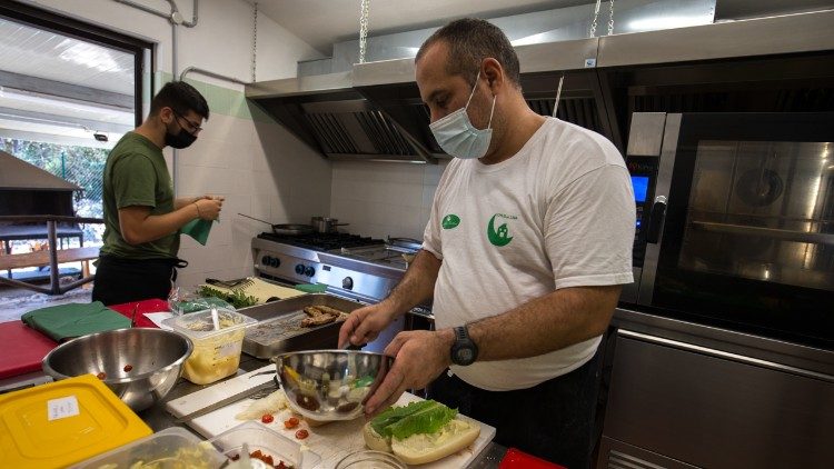 Entre los servicios ofrecidos en el Oasis por los reclusos y los jóvenes vulnerables está también la restauración