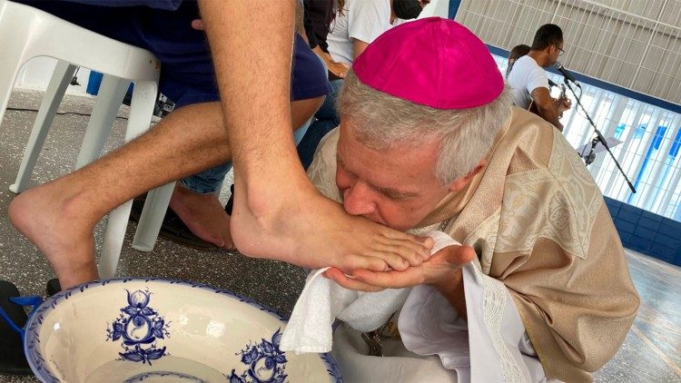 Dom Vilar lava os pés de jovens reeducandos