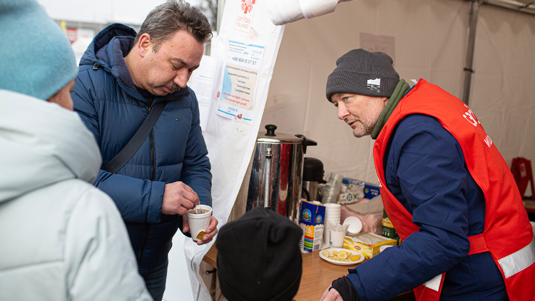 Caritas-Helfer nimmt Flüchtlinge aus der Ukraine in Empfang