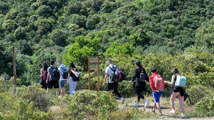 Visitantes del Oasis tras la rehabilitación de los senderos