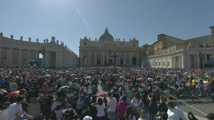La Plaza de San Pedro recibe la alegría de Pascua con los cantos de los jóvenes  