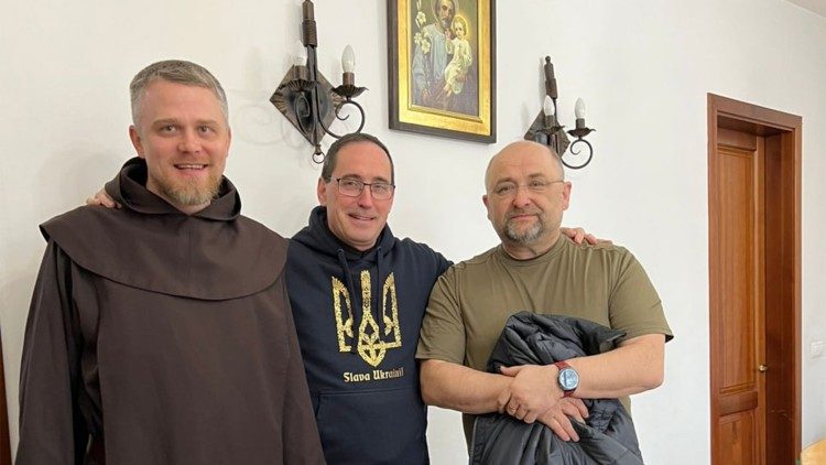 Der Ordensobere in der Bildmitte mit einem „Ruhm der Ukraine“-Pullover