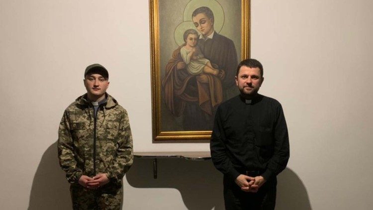 Ks. Rusłan Michałkiw (po prawej stronie) rektor seminarium duchownego w Worzelu