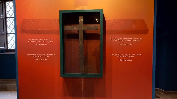 La mostra allestita nei locali della casa generalizia dei Padre Dottrinari, a Roma. <in primo piano il crocifisso realizzato dal beato de Bus