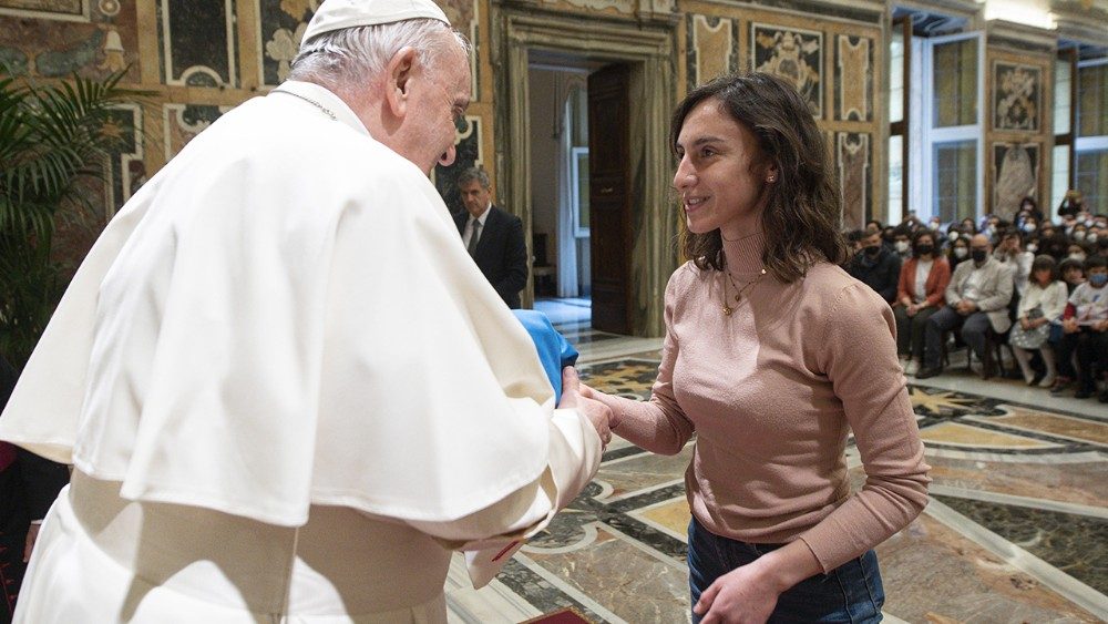 Papa Francesco all'udienza con i partecipanti al Convegno Missionario Giovani