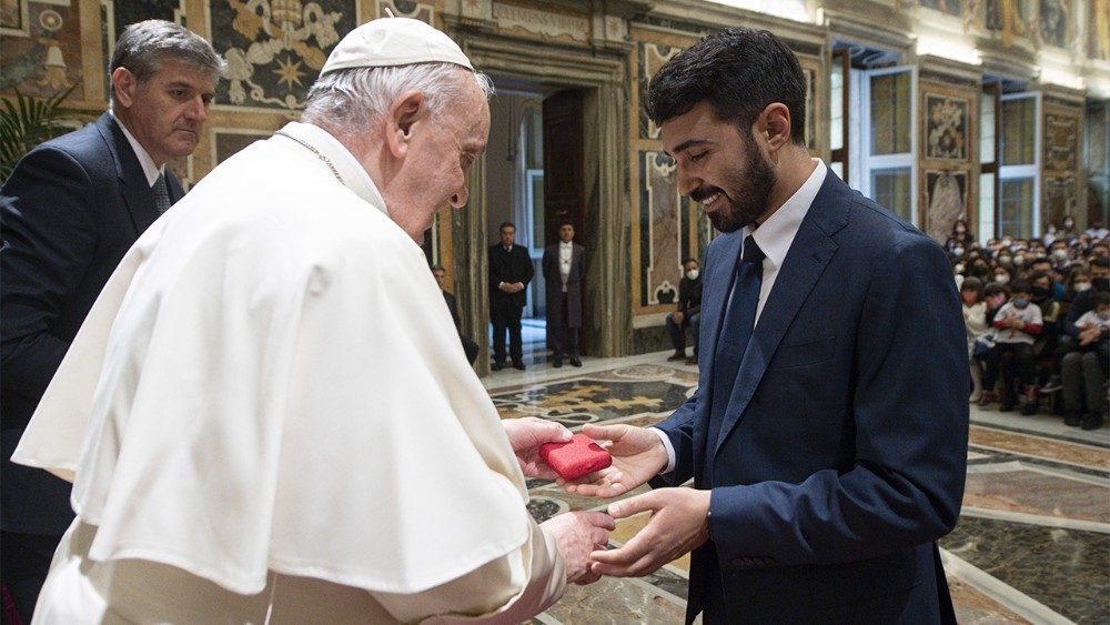 Papa Francesco all'udienza con i partecipanti al Convegno Missionario Giovani