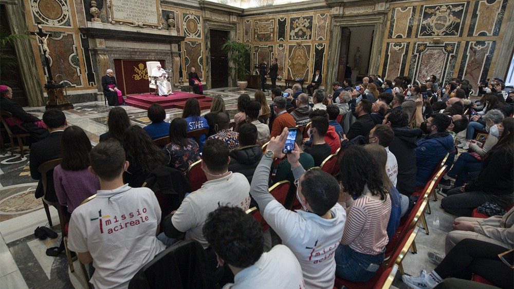 Papa Francesco all'udienza con i partecipanti al Convegno Missionario Giovani