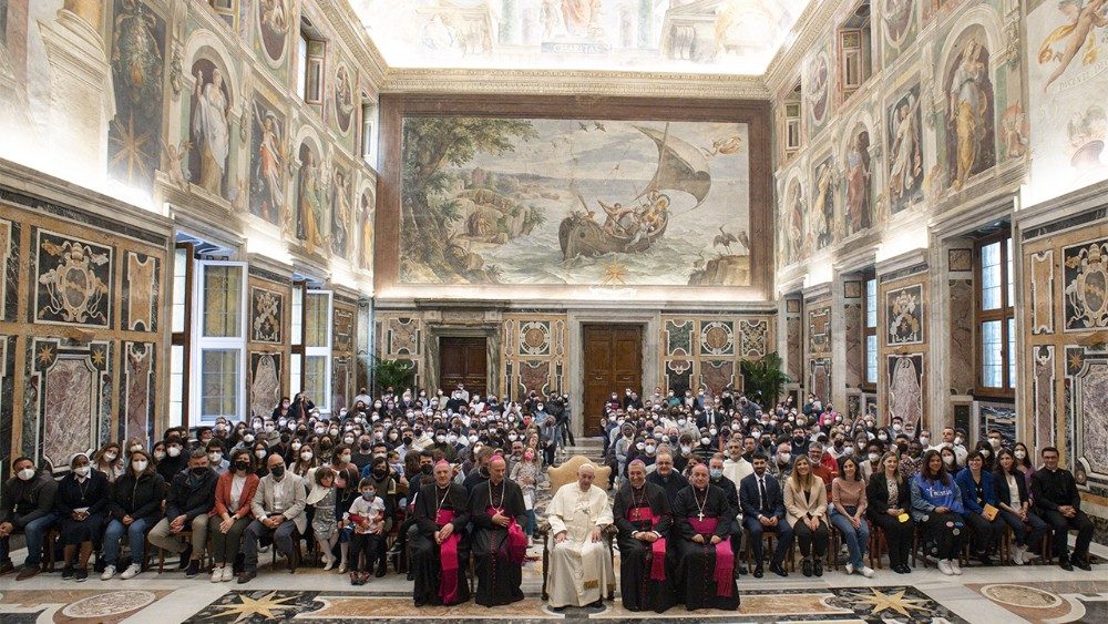 Papa Francesco all'udienza con i partecipanti al Convegno Missionario Giovani