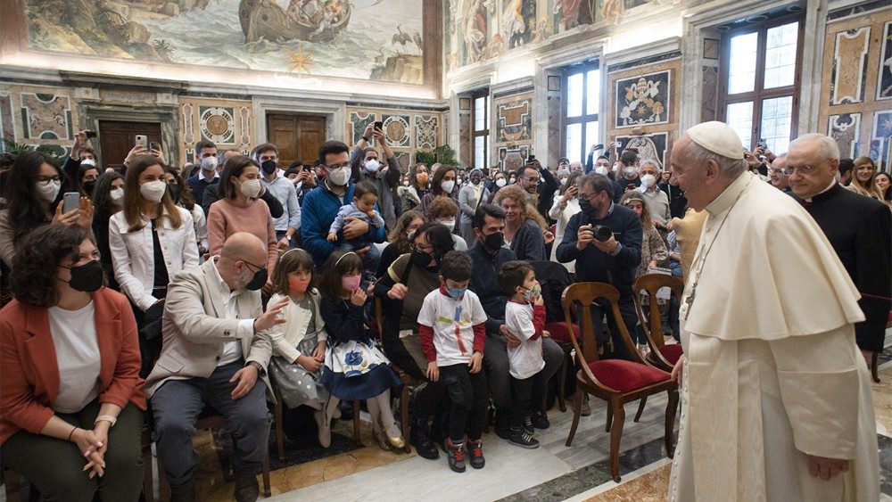 Papa Francesco all'udienza con i partecipanti al Convegno Missionario Giovani