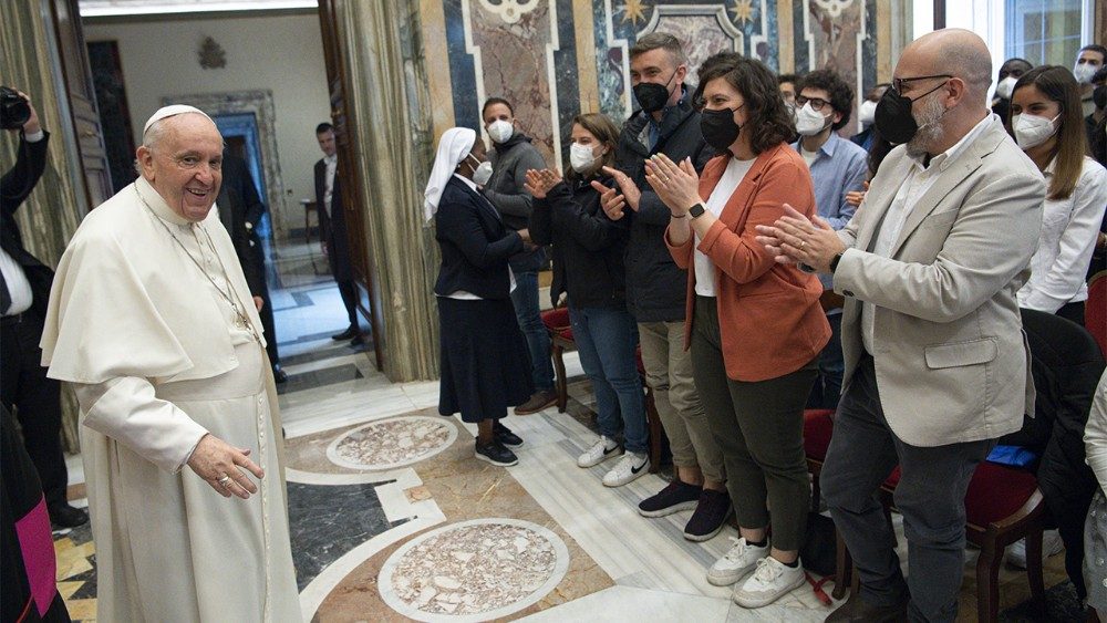 Papa Francesco all'udienza con i partecipanti al Convegno Missionario Giovani 