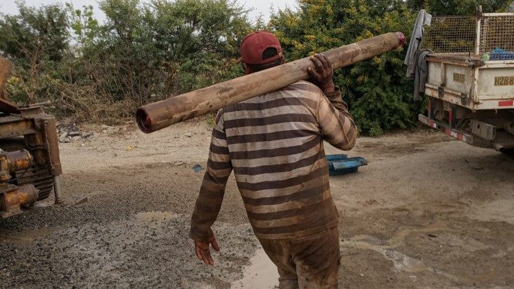 Lavoro al pozzo donato dalla famiglia De Munari e da molti benefattori italiani