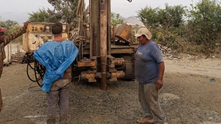 La trivella che ha scavato il pozzo a Carbonera, nella parrocchia di padre Fattini