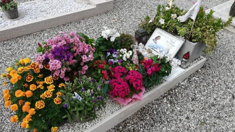 La tomba di Nadia De Munari, nel cimitero Santa Croce di Schio