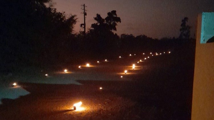 Percorso di una processione sulla sabbia di Nuevo Chimbote per una veglia in ricordo di Nadia