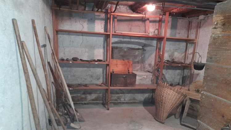 La cantina con gli attrezzi da lavoro del padre di Albino Luciani, Giovanni
