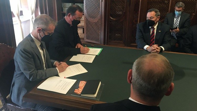 Unterzeichnung des Abkommens in der Anima