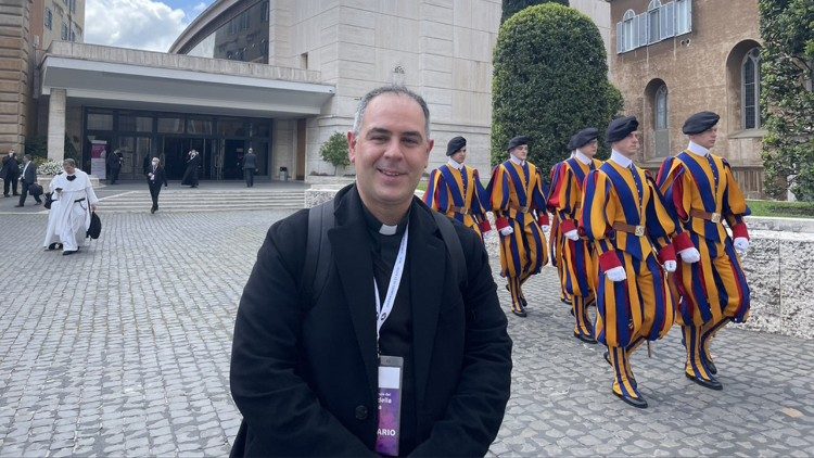 Don Pasqualino fuori l'aula Paolo VI dopo l'incontro con il Papa