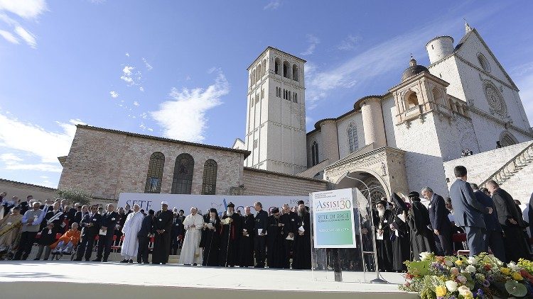 Assisi 2016: schon damals war Papst Franziskus in Assisi, zum Friedenstreffen der Religionen. An diesem Wochenende reist er zum alternativen Wirtschaftsgipfel junger Unternehmer und Wirtschaftsfachleute "The Economy of Francesco" in die Stadt des heiligen Franz