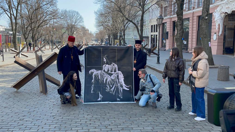 La obra expuesta en la calle Deribasivska