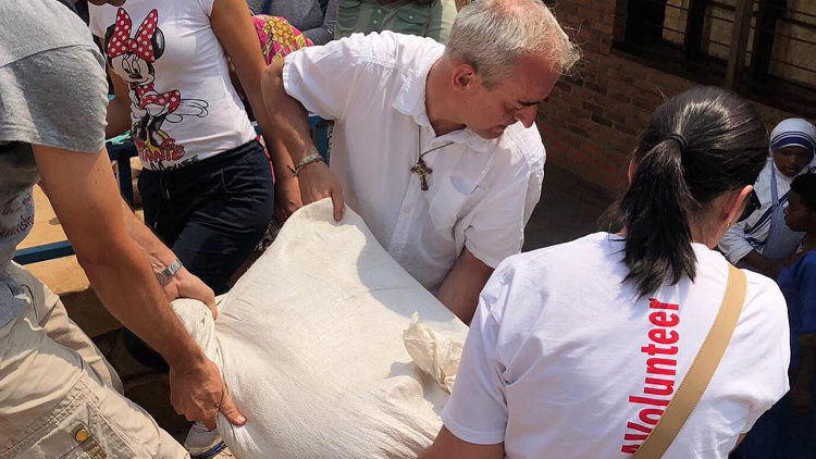 Padre Miguel Cavallé al lavoro