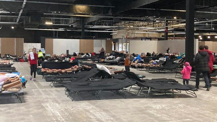 Les réfugiés de guerre ukrainiens au centre expo de Varsovie