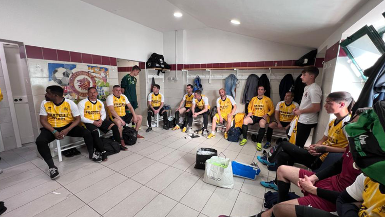 La squadra Fratelli tutti nello spogliatoio