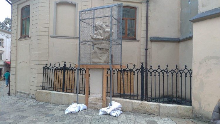 Ucraina: a Leopoli si proteggono anche i monumenti dalle bombe