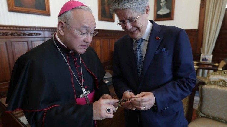 Monseñor Edgar Peña Parra y el Presidente de Ecuador