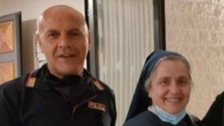 Suor Tosca Ferrante e un collega della polizia 