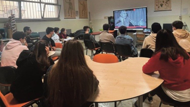  I giovani del Centro Pio La Torre , protagonisti in questa giornata di commemorazione del'agguato mafioso al segretario regionale del Pci siciliano, e a Rosario Di Salvo, compagno di partito che gli faceva da autista e guardia del corpo 