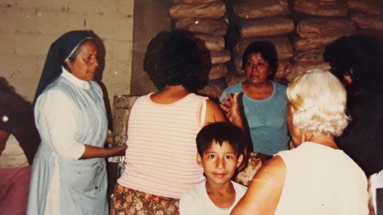 Aguchita trabajando con el club de madres de La Florida